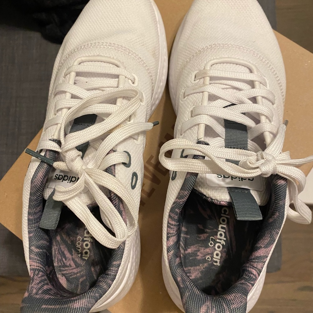 Addias gym shoes.  Like néw. Wore one time